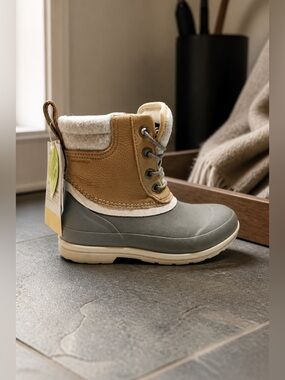 NIB The MUCK Boot Co Women’s Original Leather Duck Boot Taupe Color - Size 6